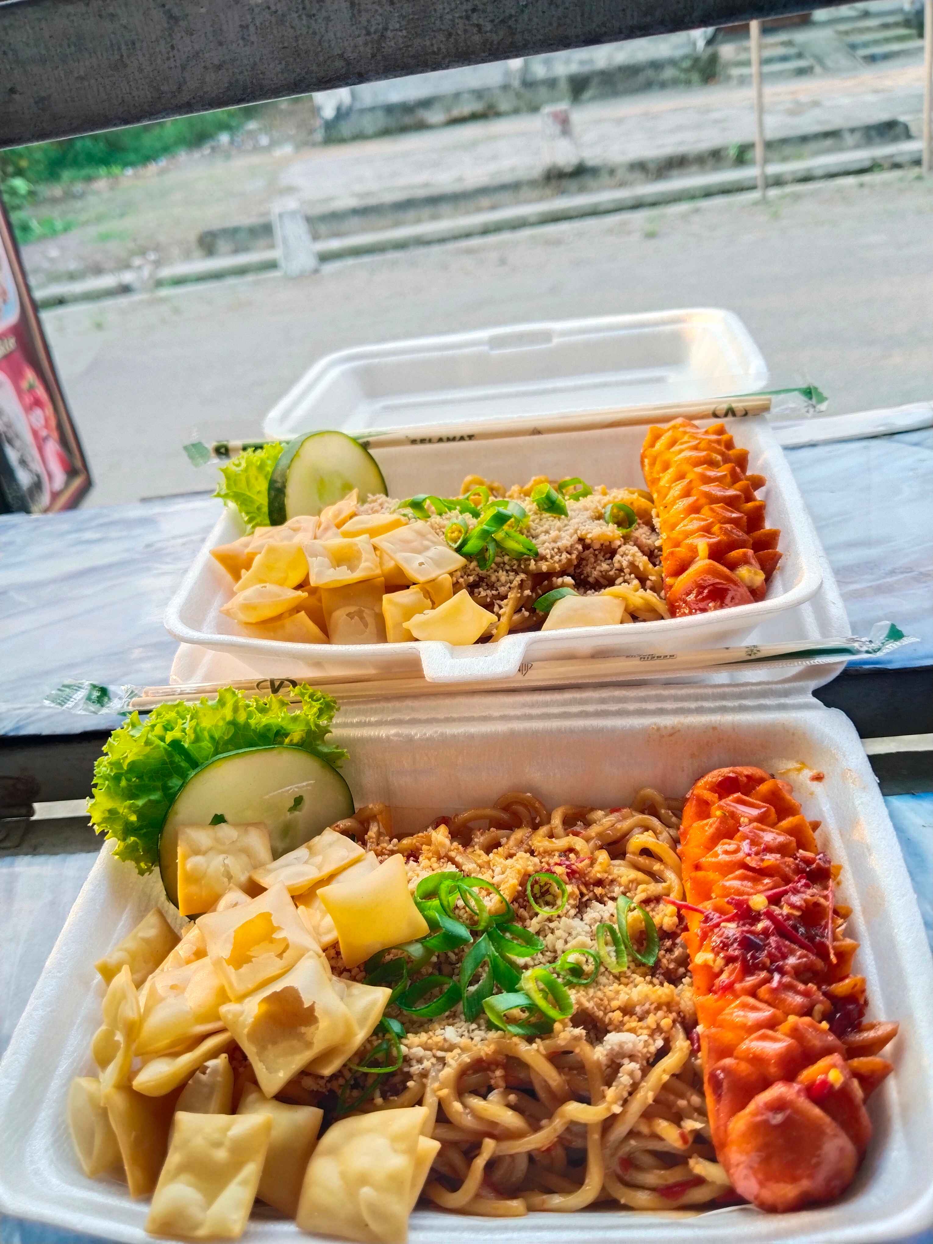 Mie Jebew Level toping Sosis besar